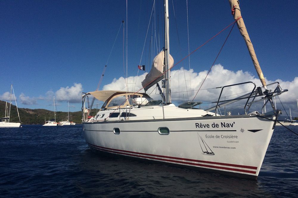 L'Inko, Jeanneau Sun Fast 37 au coffre dans la baie des Saintes avec sa belle serigraphie