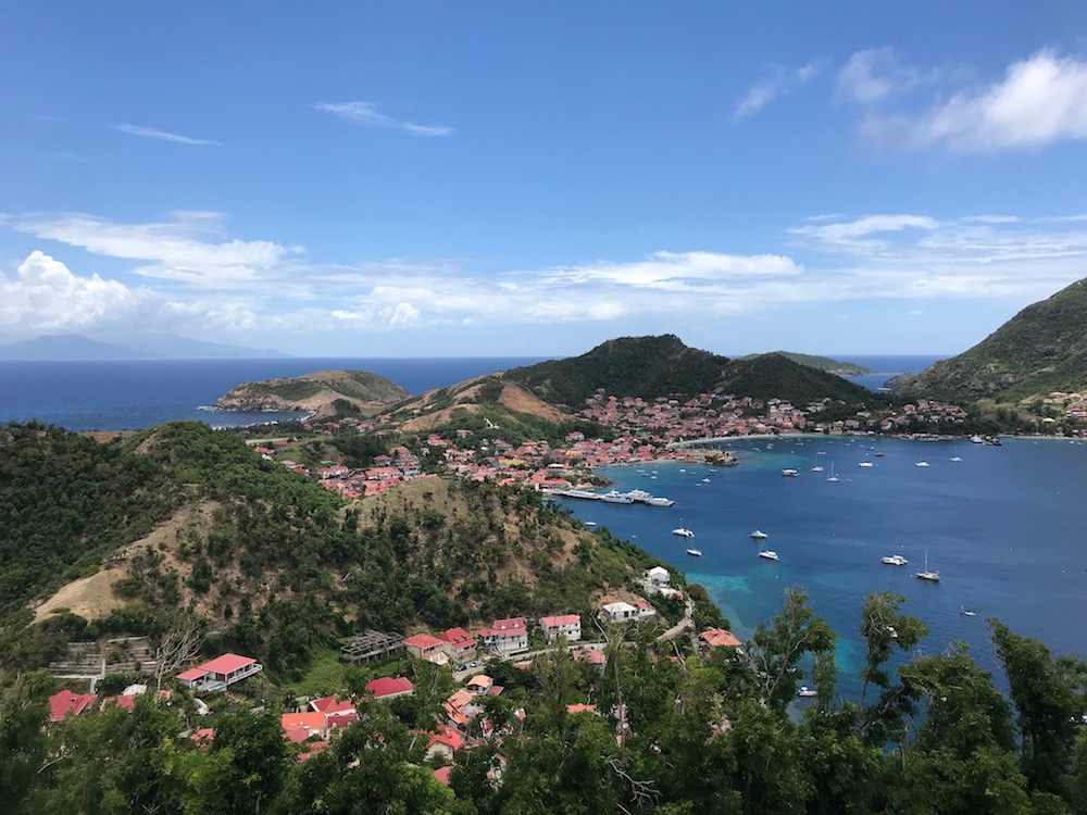 La baie des Saintes vue d'en haut du Fort Napoléon et ses voiliers de croisière