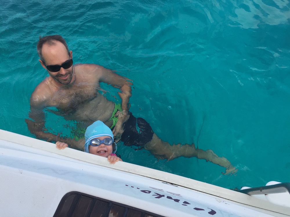 Baignade au pieds du bateau