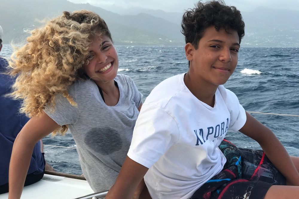 Les enfants heureux en mer lors de leur croisière à Marie-Galante