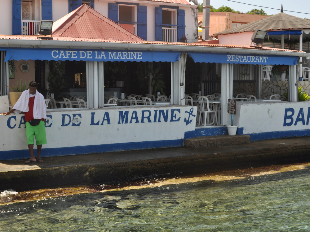 Le café de la Marine au bord de l'eau à Terre-de-Haut les Saintes