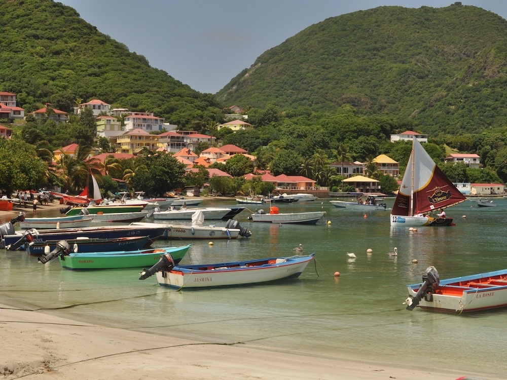 Les canots à voile et à moteur dans la baie des Saintes côté Terre-de-Haut