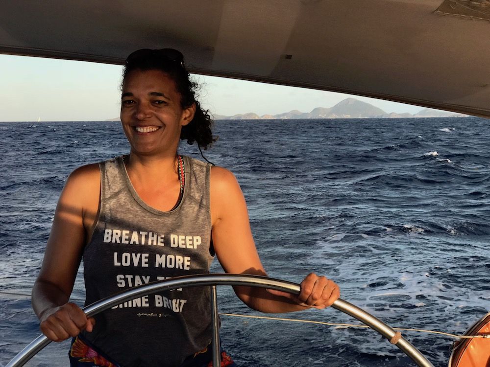 At the helm, small initiation during the les saintes boat tour