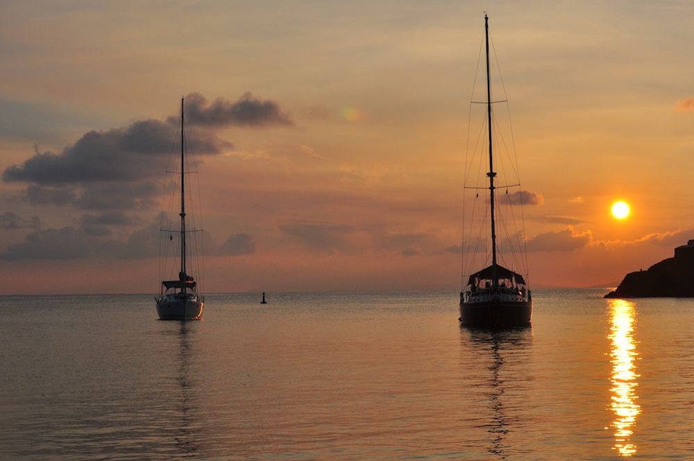 Coucher de soleil à bord du voilier au mouillage à English Harbour Antigua