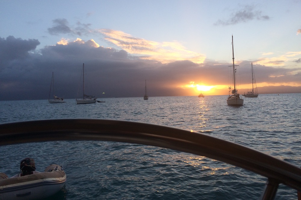 Coucher de soleil à l'îlet Gosier, la lumière perce les nuages