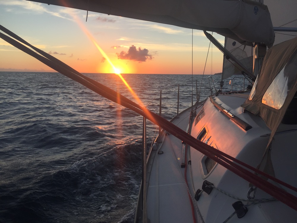 Voilier navigue en croisière au coucher de soleil