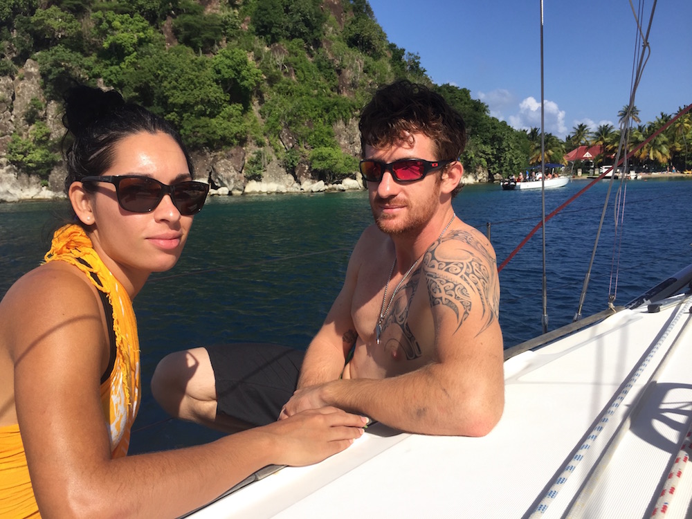 Au pain de sucre, un couple devant un des mouillages splendides de cette croisière