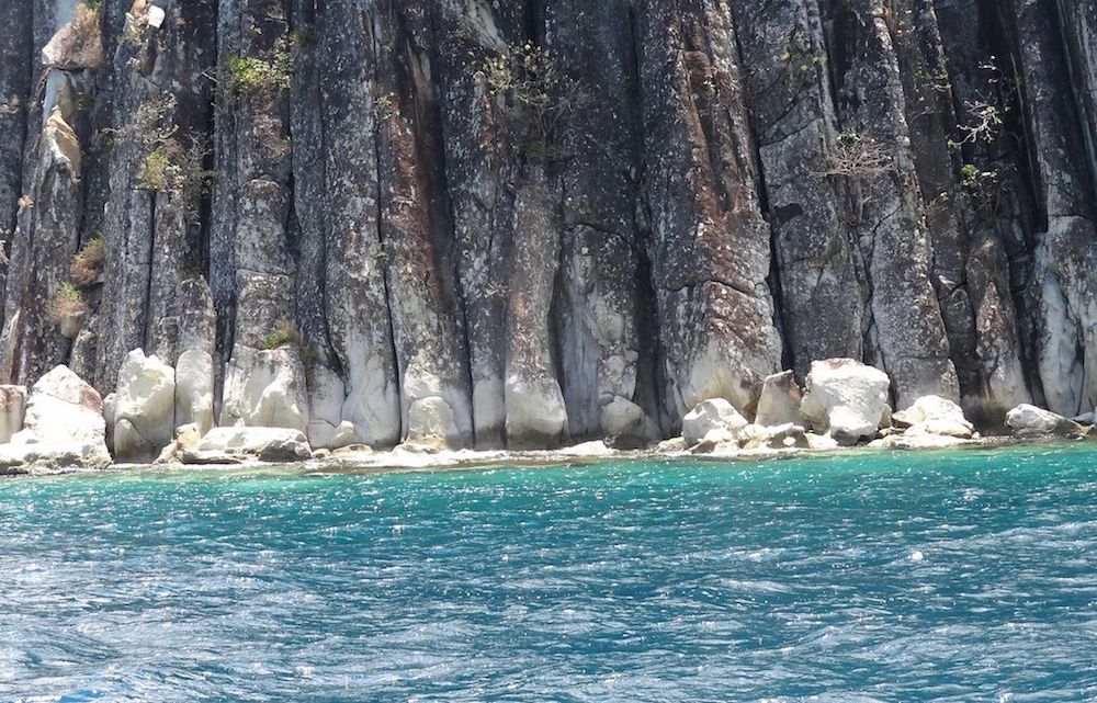 La falaise d'orgues basaltiques du Pain de Sucre aux Saintes