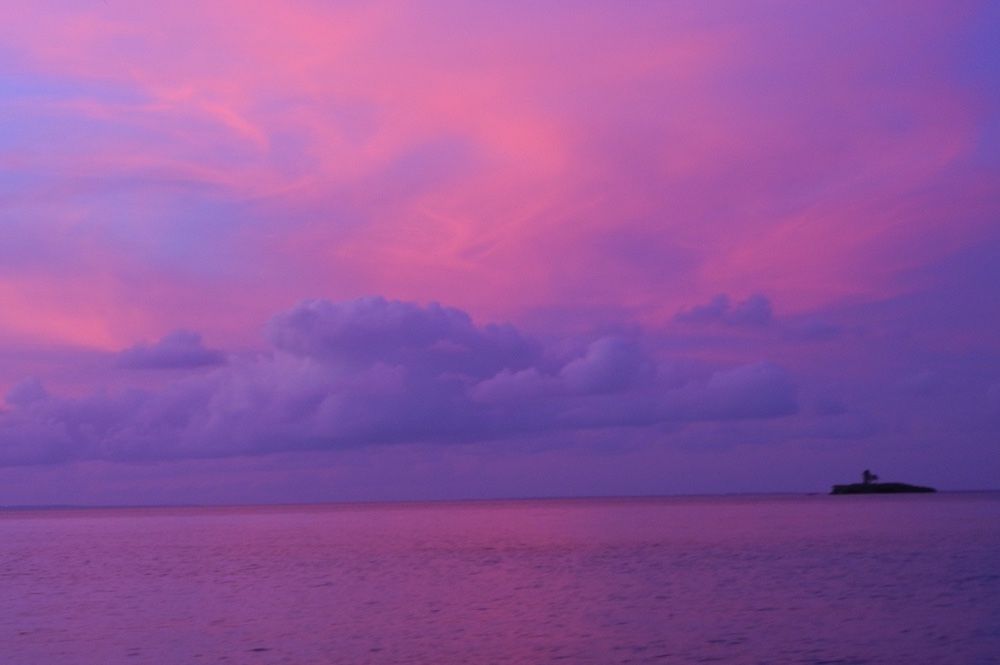 L'ilet du Vieux-Fort à Marie-Galante au coucher de soleil un jour pluvieux