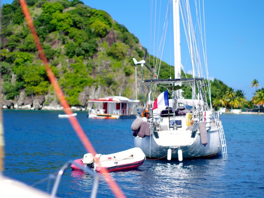 Voilier au mouillage aux saintes au pain de sucre