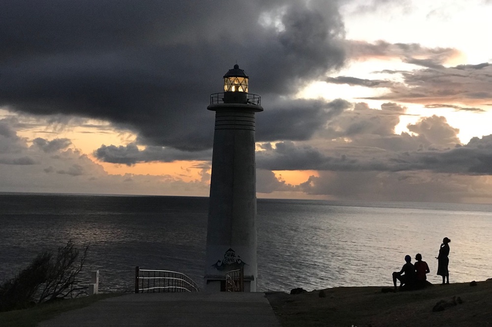 La phare de vieux fort au coucher du soleil un jour de pluie