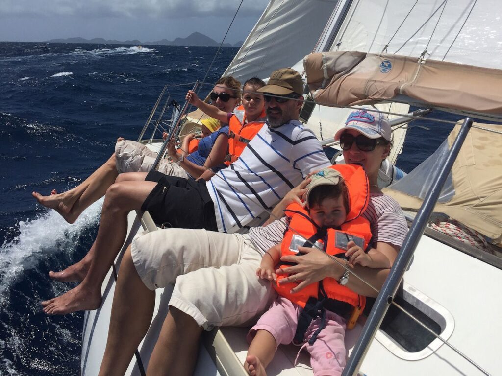 Famille au rappel sur le voilier destination Les Saintes