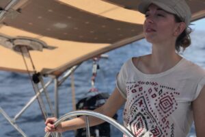 Scarlett est à la barre le temps de sa croisière vers les Saintes et Marie-Galante