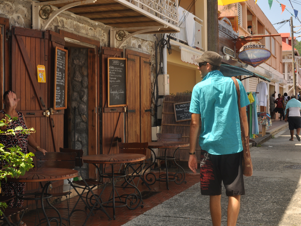 Olivier visite le village des Saintes lors de cette croisière