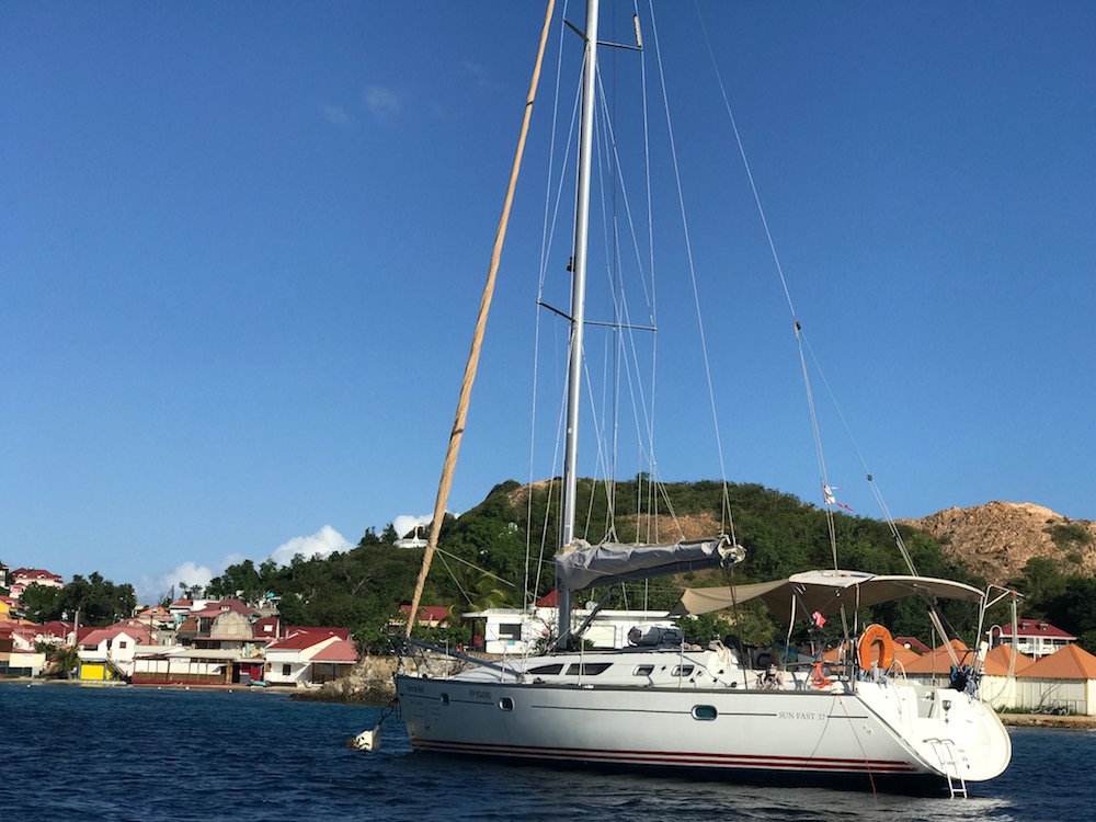 L'Inko, notre voilier nous attend sagement au mouillage à Terre-de-Haut les Saintes