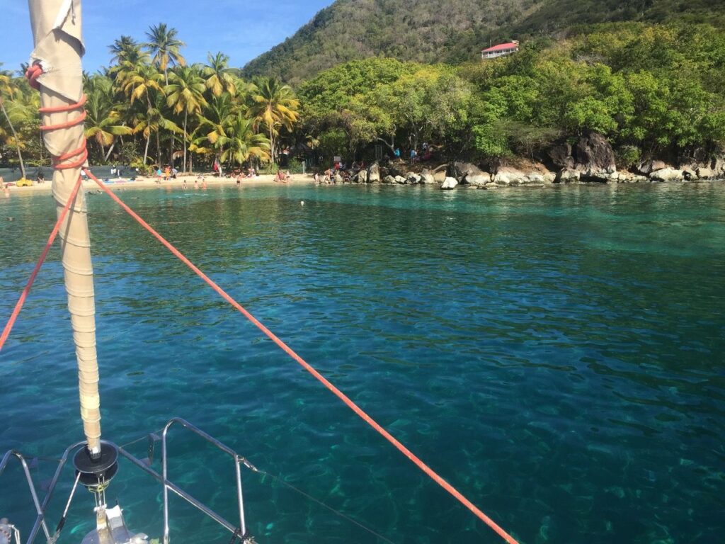 Le voilier au mouillage dans les eaux translucides du pain de sucre archipel les saintes