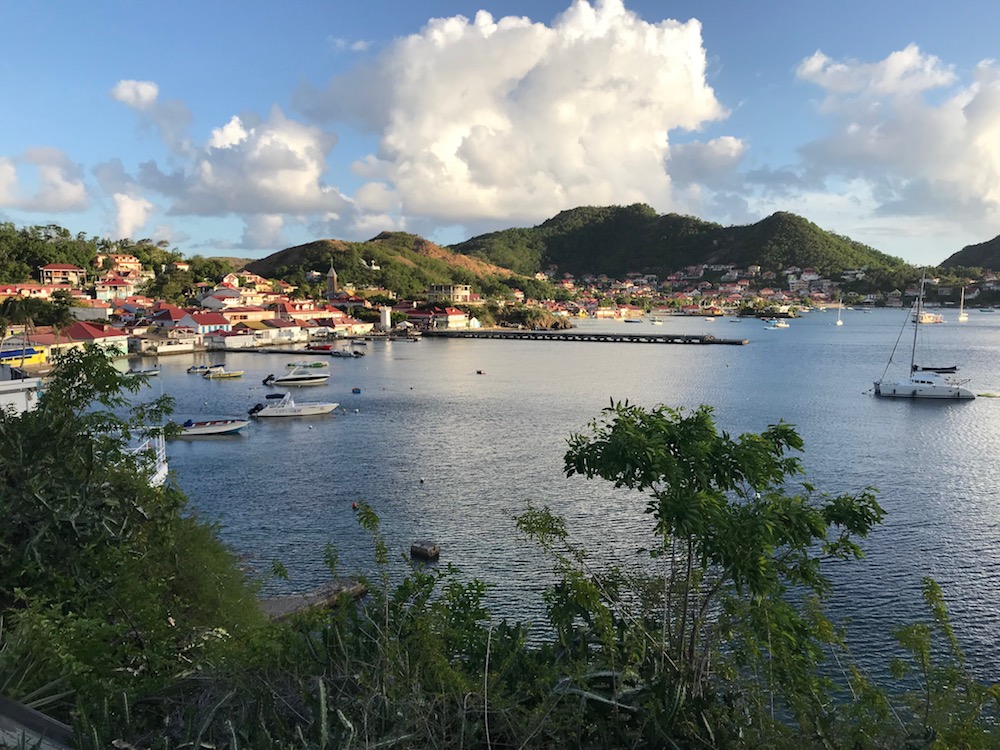 La baie des Saintes, côté Terre-de-Haut, ses voiliers et bateaux de pêche