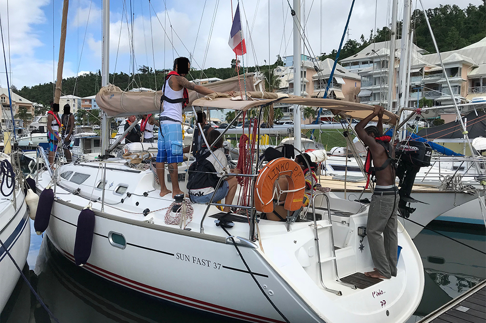 L'Inko et des jeunes en plein cours de voile lors de leur projet de préparation à la réinsertion dans la société