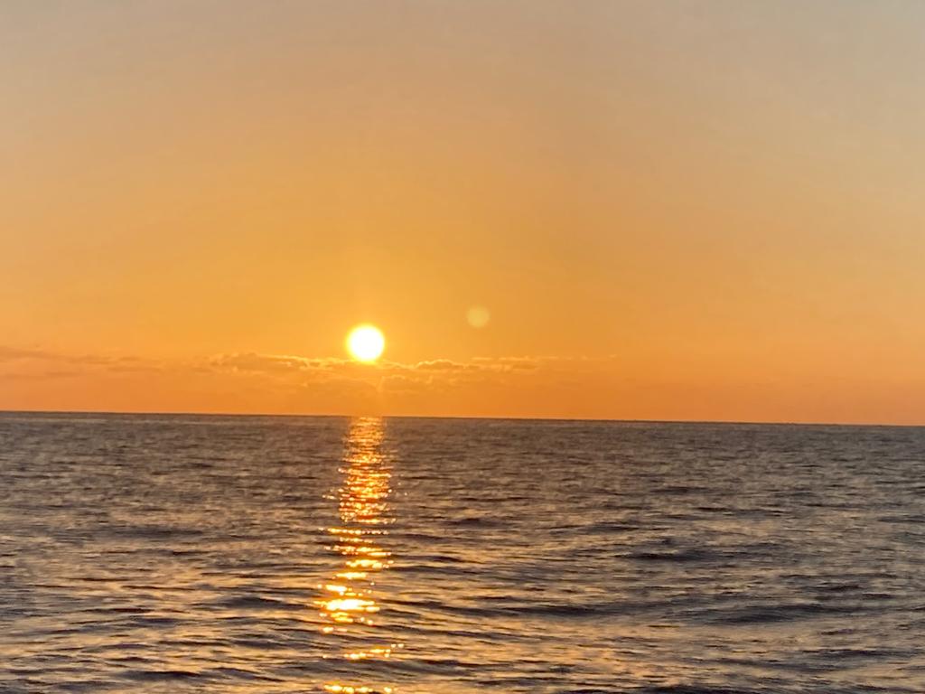 Coucher de soleil orangée sur la mer en croisière