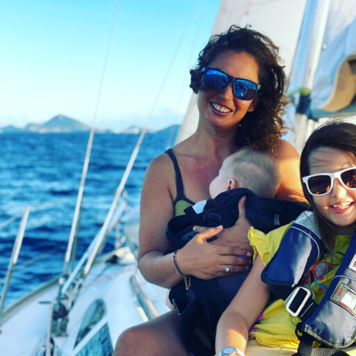 Une femme est ses deux jeunes enfants en route pour l'excursion voile et snorkeling aux Saintes