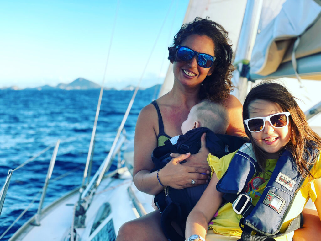 Une femme est ses deux jeunes enfants en route pour leur sortie voile