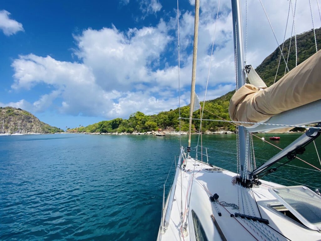 Voilier au mouillage grand angle au Pain de Sucre les Saintes