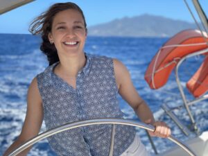 Blandine is helming the boat during her tour to les Saintes.