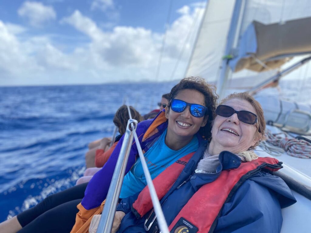 Mère et fille au rappel sur le voilier direction les Saintes en Guadeloupe