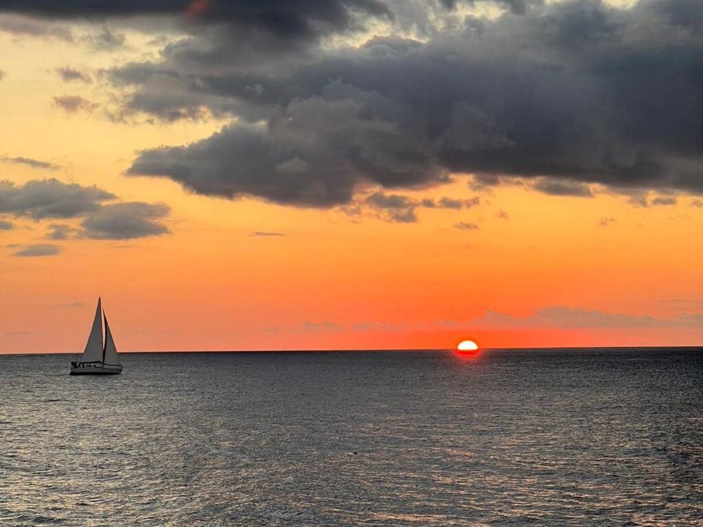 Voilier au coucher de soleil sur la mer