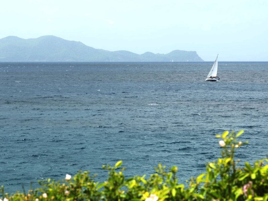 Le voilier l'Inko en route pour les Saintes dans le canal des Saintes un jour de brise avec le club de voile et de navigation