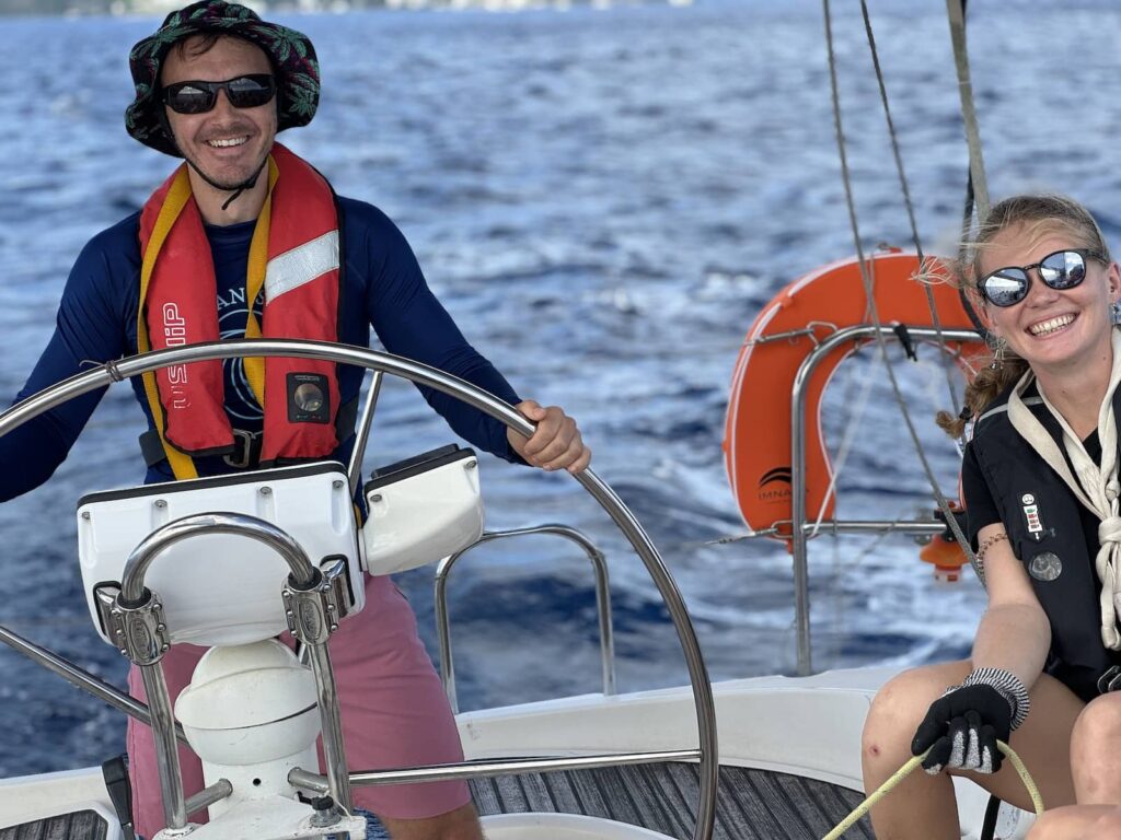 Stagiaires sur le voilier du club de voile et de l'école de navigation